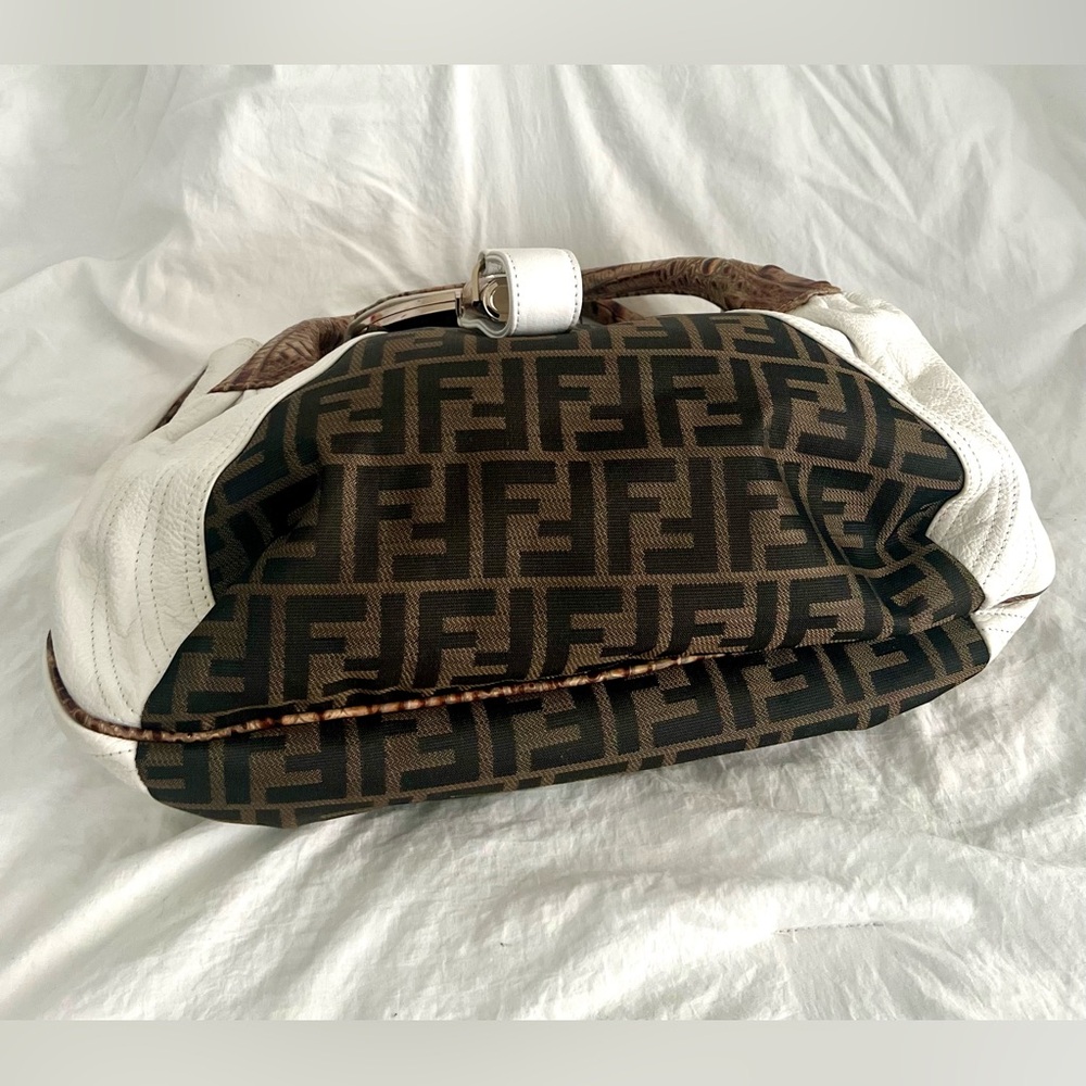 👑✅PRICE FIRM✅ Beautiful Large White and Brown Spy Bag - Picture 5 of 17